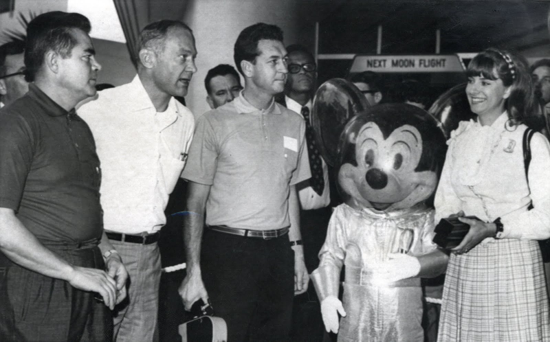 Illustration for article titled Vintage Disneyland character costumes were the fabric of nightmares